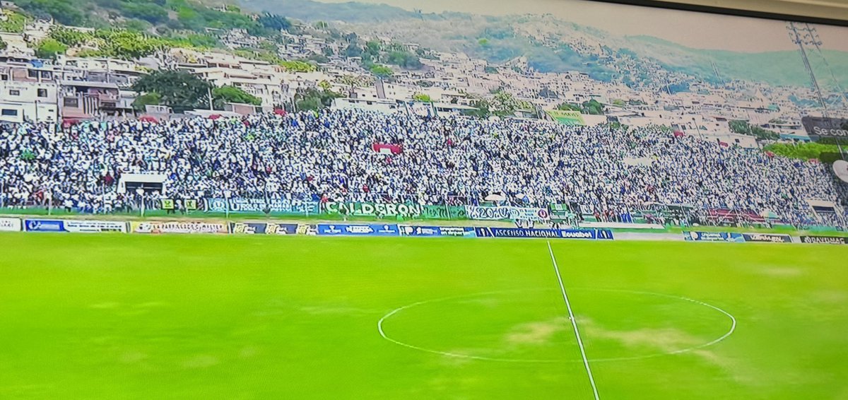 DiegoArcos14's tweet image. La "Capira" es poder...miren esa hinchada de LDUP!!!!
Descomunal respaldo!!!