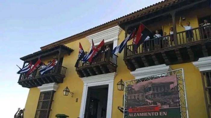 Granma_Digital's tweet image. 🇨🇺✊A 69 años del Levantamiento que dio continuidad a la Revolución.

💐 Ofrendas florales enviadas por Raúl, Díaz-Canel, Lazo y una a nombre del pueblo de Cuba fueron depositadas ante la tarja que conmemora el día que Santiago se vistió de verdeolivo.

🔗 acortar.link/N5WLGZ