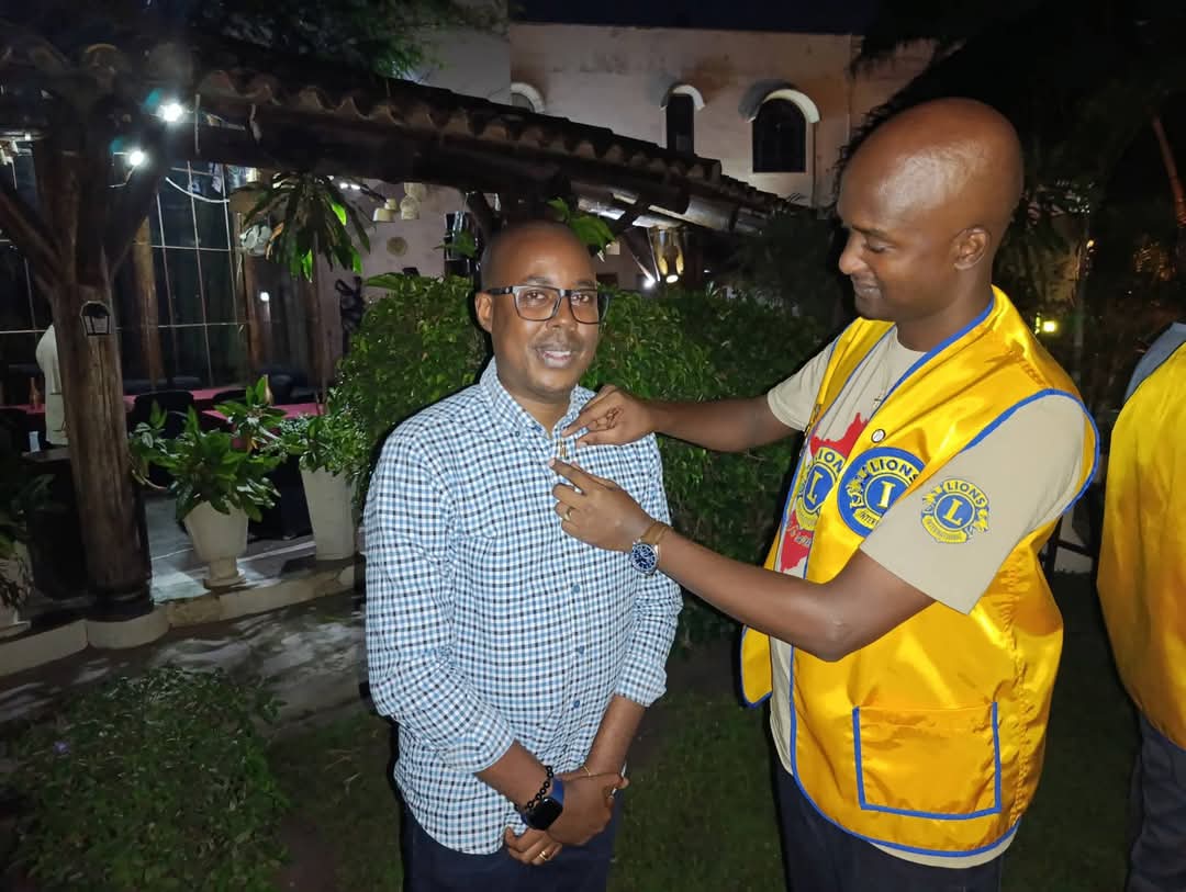 Lors du #JeudiDesLions, le Pdt du <a href="/LionsClubBuja/">Lions Club Bujumbura Doyen</a> a  décorée le PDG Yves SAHINGUVU la médaille du #leadership reçu de la part du President International du <a href="/lionsclubs/">Lions International</a> et l'acceptation des membres lions de notre mission 1.5 

#lionsclubs
#Mission1.5
#District409