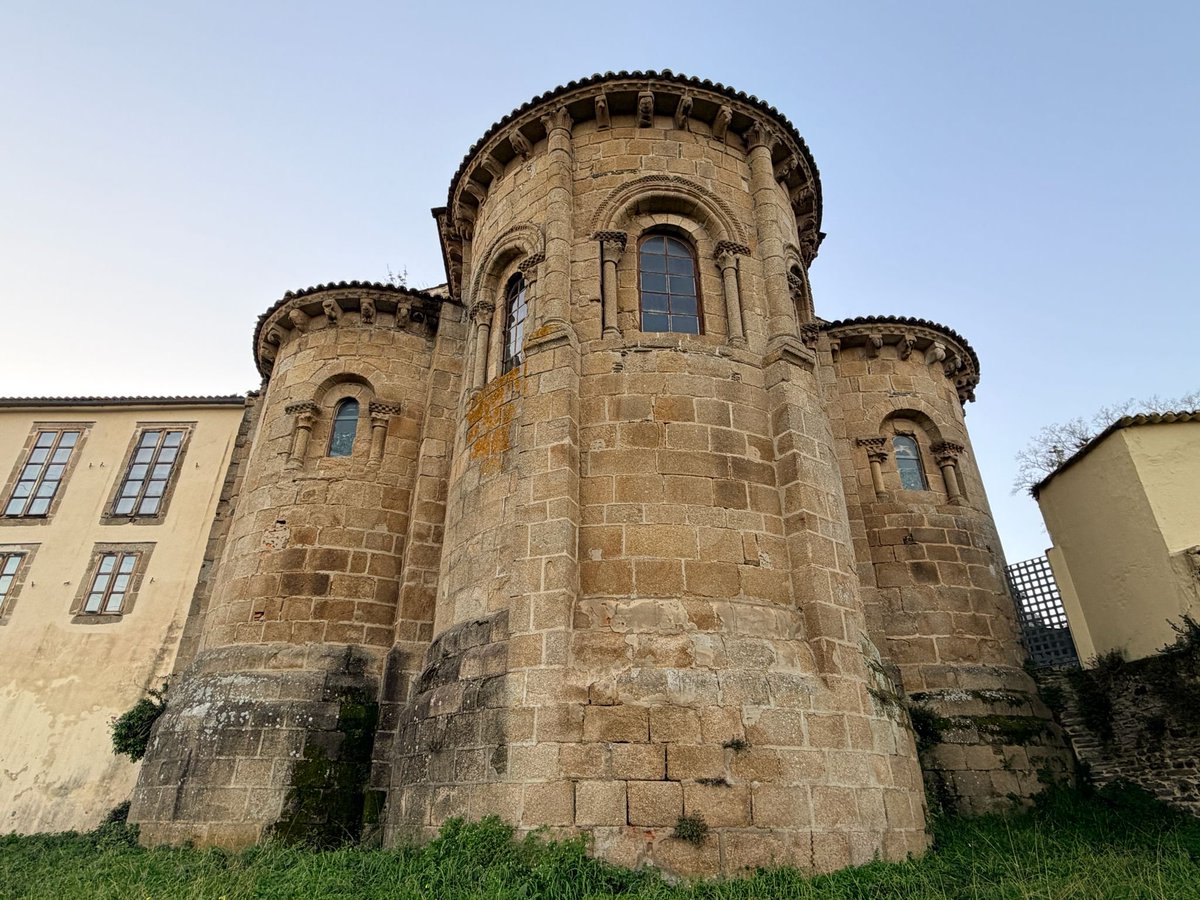 O espectacular mosteiro de Xuvia (Narón), panteón da casa dos Traba e axente poderoso da terra de Trasancos, ten unha colección de canzorros nese aleiro moi singular. Unha mostra masiva do vicio humano, nunha escala pouco frecuente no país.
