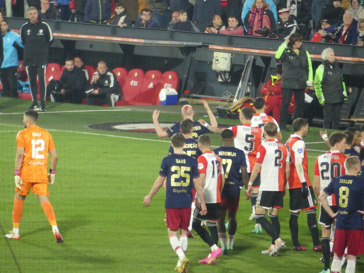 In Rotterdam kijken we al 10 jaar door netten heen omdat er een banaan het veld op waaide en omdat er één keer een aansteker raak was. 

In de Arena is het al jaren raak (aansteker Berghuis, vuurwerk op het veld meerdere keren, keeper AZ aangevallen) maar veranderd er niets.