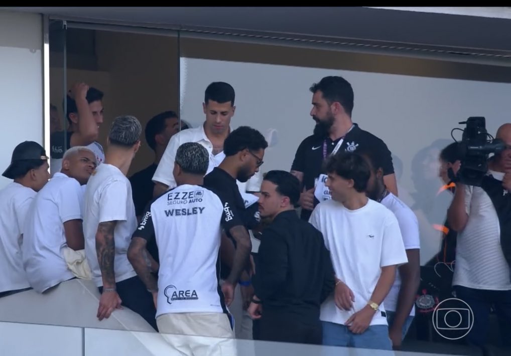 ctmartinelli's tweet image. simplesmente joão cancelo e joão félix assistindo o coringao na neo química arena