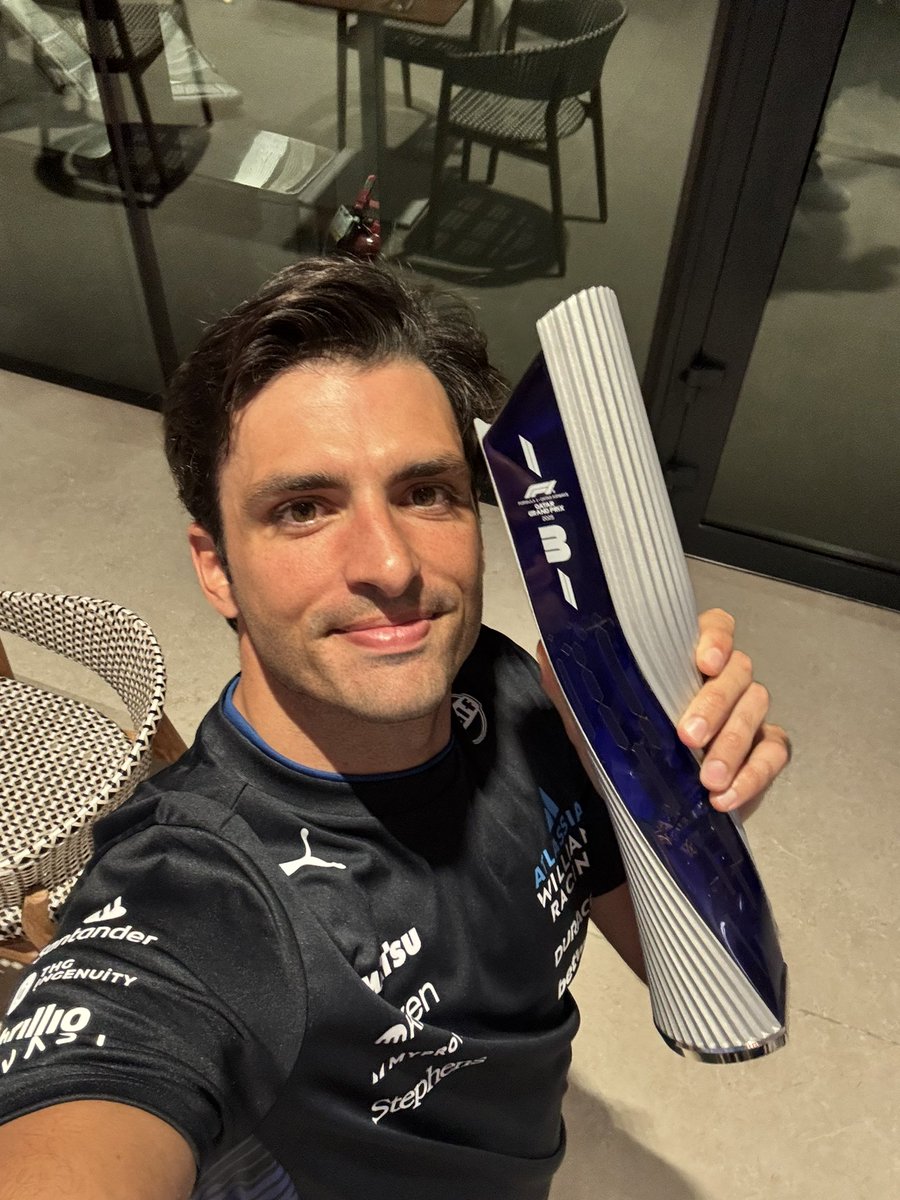 WilliamsRacing's tweet image. Mandatory trophy selfie 🤳