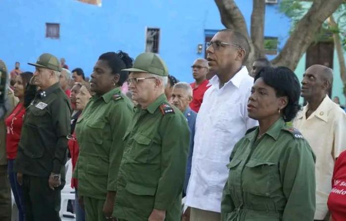 Granma_Digital's tweet image. 🇨🇺✊A 69 años del Levantamiento que dio continuidad a la Revolución.

💐 Ofrendas florales enviadas por Raúl, Díaz-Canel, Lazo y una a nombre del pueblo de Cuba fueron depositadas ante la tarja que conmemora el día que Santiago se vistió de verdeolivo.

🔗 acortar.link/N5WLGZ