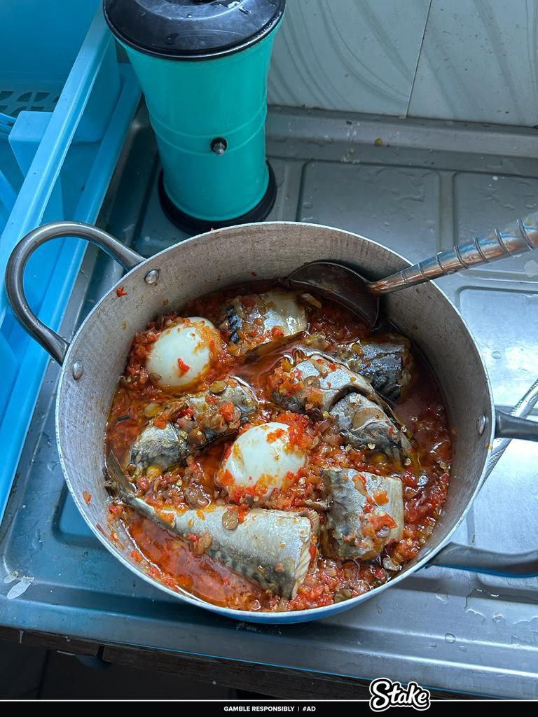 _Mik_E_'s tweet photo. Rice or spag https://t.co/W5fg2WVmnb