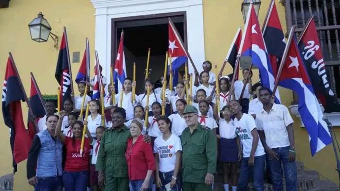 Granma_Digital's tweet image. 🇨🇺✊A 69 años del Levantamiento que dio continuidad a la Revolución.

💐 Ofrendas florales enviadas por Raúl, Díaz-Canel, Lazo y una a nombre del pueblo de Cuba fueron depositadas ante la tarja que conmemora el día que Santiago se vistió de verdeolivo.

🔗 acortar.link/N5WLGZ