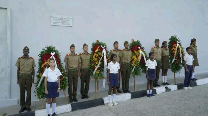 Granma_Digital's tweet image. 🇨🇺✊A 69 años del Levantamiento que dio continuidad a la Revolución.

💐 Ofrendas florales enviadas por Raúl, Díaz-Canel, Lazo y una a nombre del pueblo de Cuba fueron depositadas ante la tarja que conmemora el día que Santiago se vistió de verdeolivo.

🔗 acortar.link/N5WLGZ