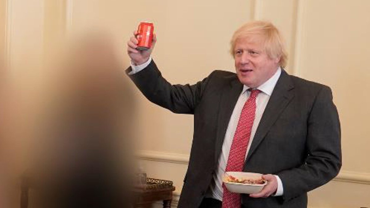 ArchRose90's tweet image. Rachel Reeves &amp;amp; her colleagues demanded an investigation into cakegate, over this photo of Boris holding a piece of cake for several minutes.

Now she doesn’t think an investigation is required for possibly manipulating the markets. Which could lead to a prison sentence.

Shyster