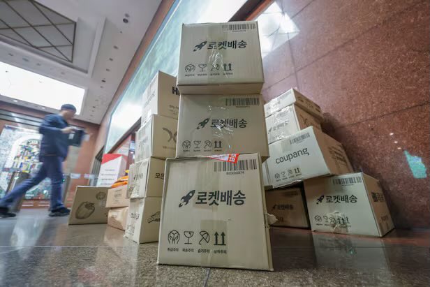 🇰🇷 쿠팡 3370만 명 털린 뒤 2차 피해 지옥 시작
— “배송 오류 문자 링크를 절대 누르지 마” 📵

전문가들 경고
- 털린 정보: 이름·전화번호·집주소·공동현관 비번·주문내역·가족 배송지까지
- 범죄자들이 실제 주문 내역 결합해서 “배송 오류 확인해 달라” 문자 보낼 예정
- 클릭하면 → 계좌 털리고,