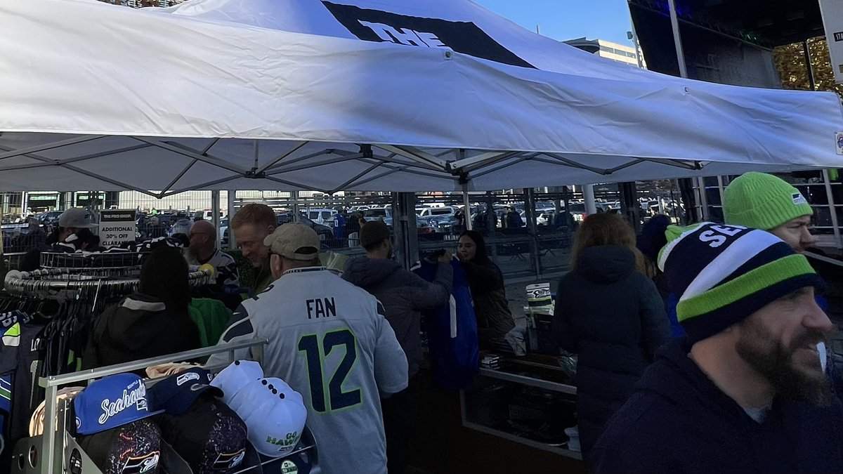 SeahawksProShop's tweet image. The deals continue! Come by our Pro Shop clearance pop-up in Muckleshoot Plaza!