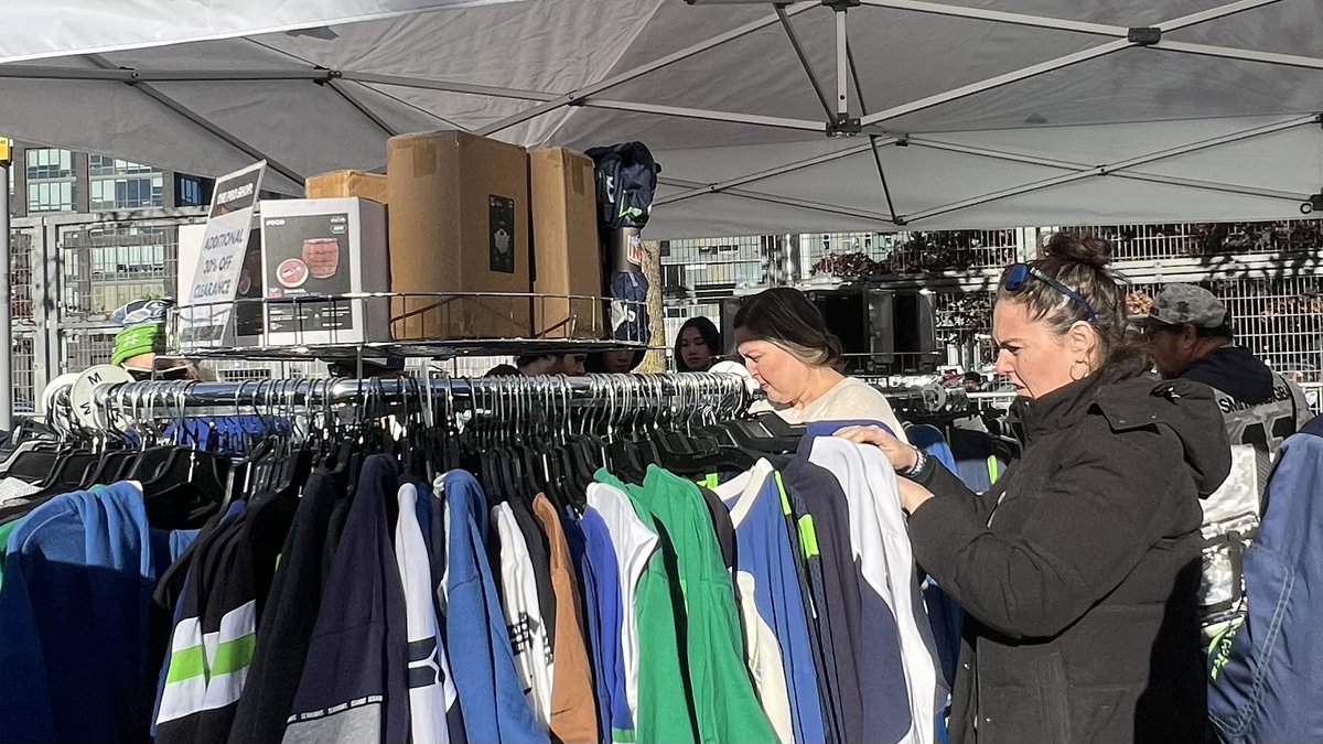 SeahawksProShop's tweet image. The deals continue! Come by our Pro Shop clearance pop-up in Muckleshoot Plaza!