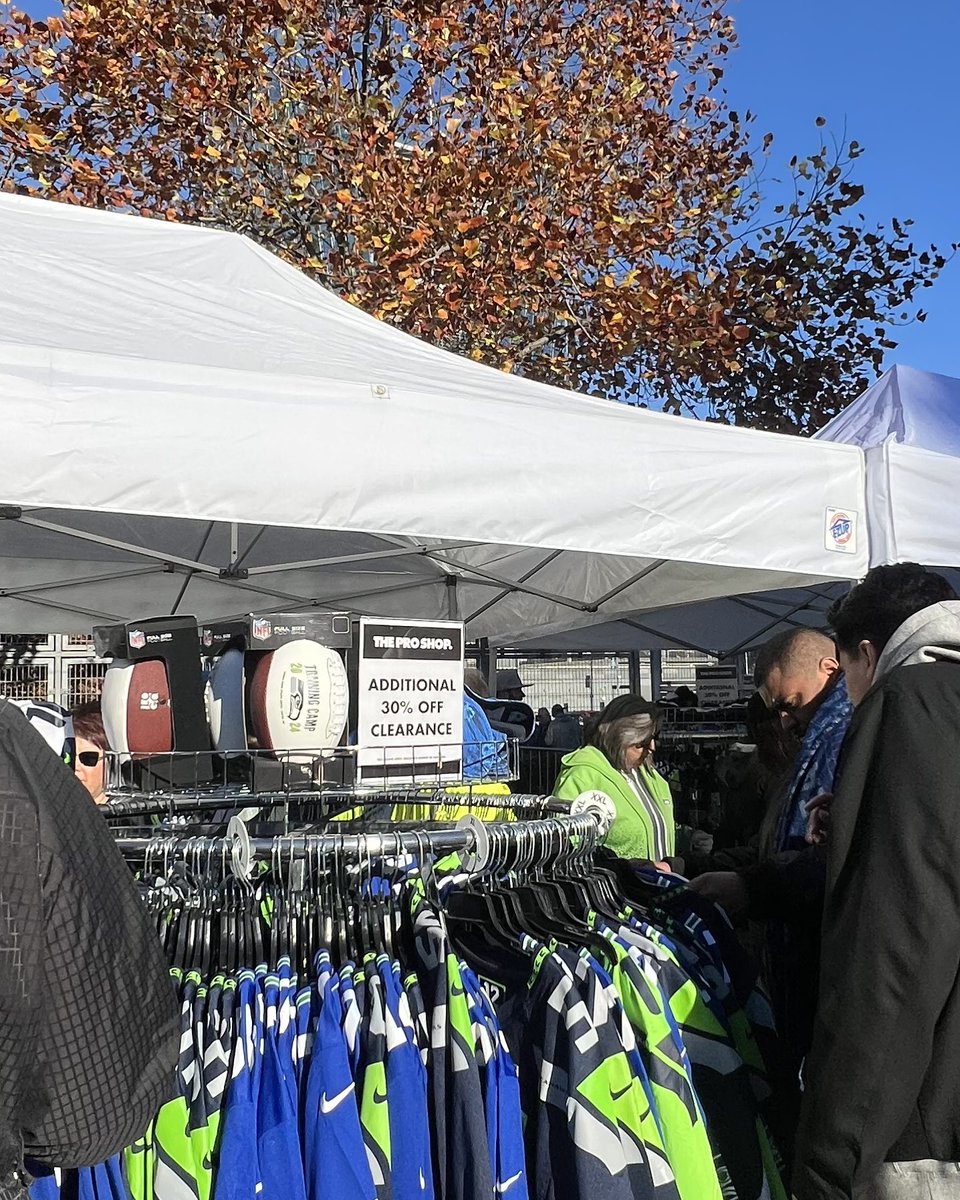 SeahawksProShop's tweet image. The deals continue! Come by our Pro Shop clearance pop-up in Muckleshoot Plaza!