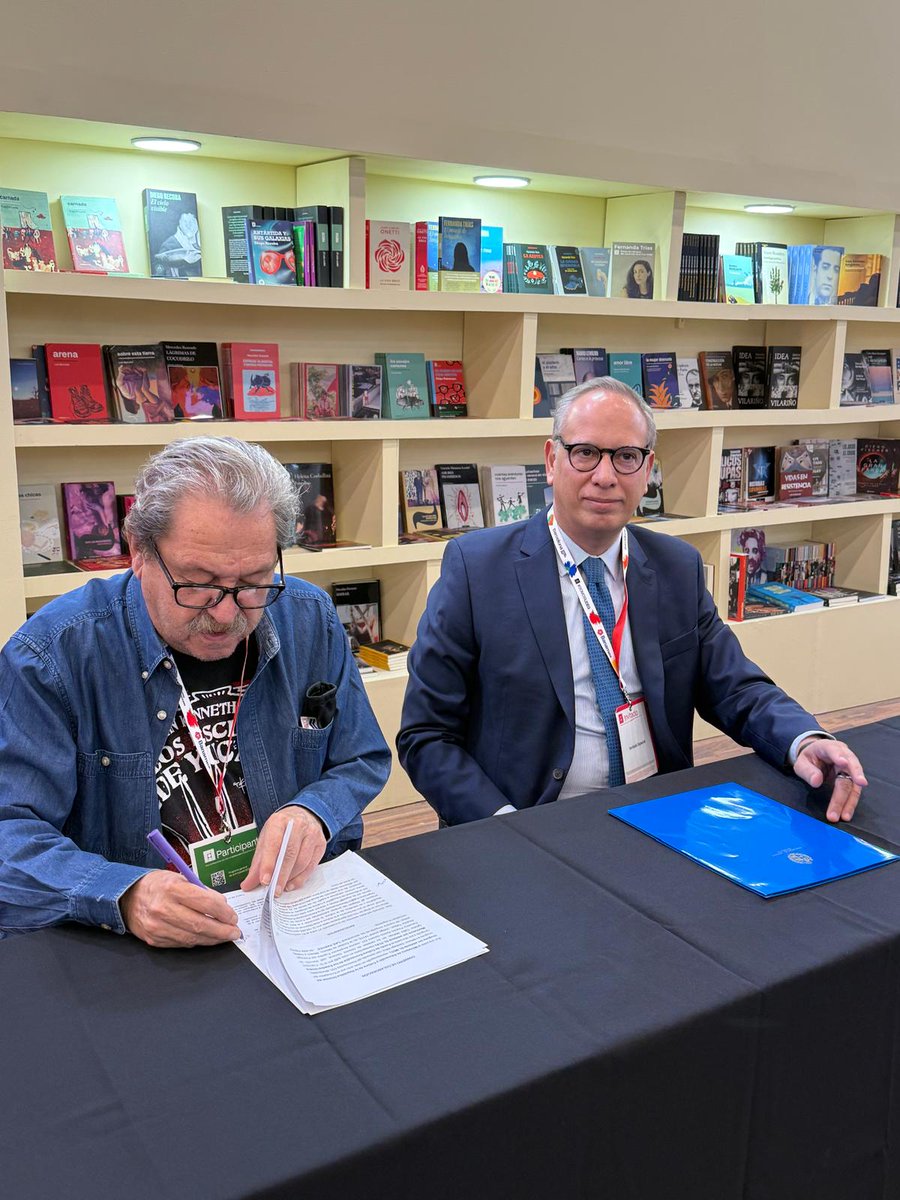 Uruguay firma acuerdo con el <a href="/FCEMexico/">Fondo de Cultura Económica</a> México y adhiere al programa “25 para el 25”. En el acto realizado en el stand de Uruguay en la <a href="/FILGuadalajara/">FIL Guadalajara</a> participaron el Embajador <a href="/SantiagoWins/">Santiago Wins</a> y el Dtor  <a href="/Taibo2/">Paco Taibo2📝</a> . La iniciativa distribuirá 25 títulos de autores latinoamericanos 👇🏼