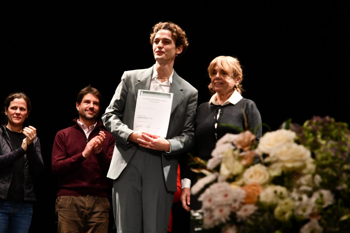 🎶 Finalitza la 29a edició del Concurs Josep Mirabent i Magrans.

🗣️ La jornada d’avui diumenge s’ha centrat en el concurs de cant.

🥇 El guanyador ha estat Álvaro Basco, que ha rebut el seu reconeixement al final de totes les interpretacions.