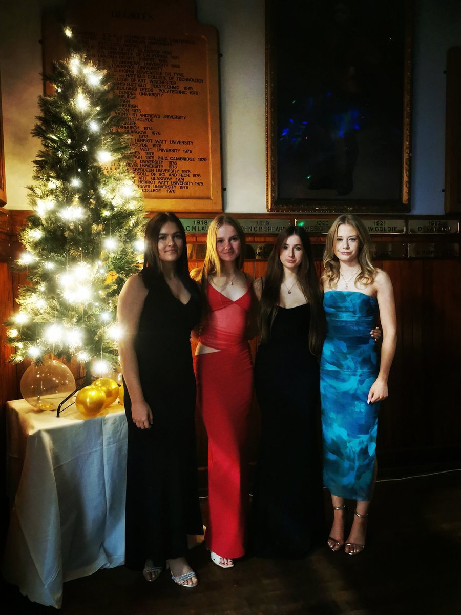 QVSchool's tweet photo. A star studded event
#WinterFormal 2025 🕺💃🎊
Thank to Mr Boyd and the team for all of their hard work 🎶🎄✨
#TogetherWeAreQVS
❤️💛💚 https://t.co/dlmYKsVCbb