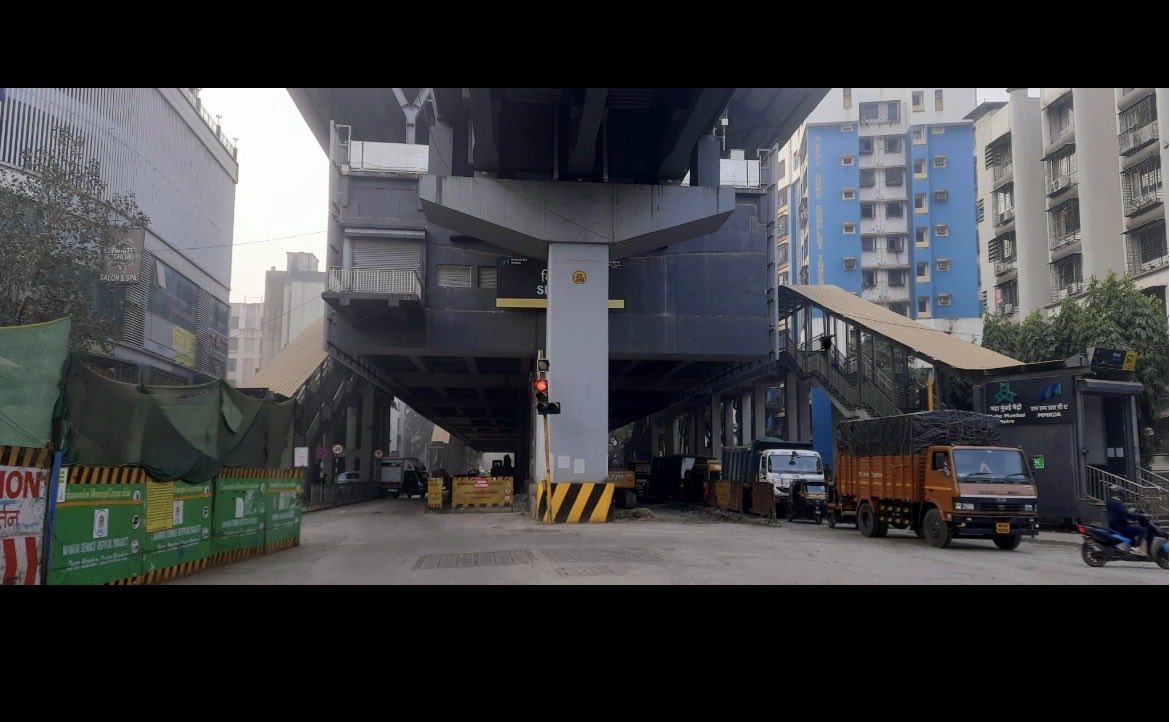 Karu_TheUntamed's tweet photo. The junction near Shimpoli Metro Station has been dug up &amp; left unattended for years now. It’s a major hazard and daily struggle for thousands of commuters and residents of #Chikuwadi. @mybmc @MumbaiTraffic Please take action immediately. @SanjayRupadhyay - Sir, Please intervene. https://t.co/DlG0wgspB7