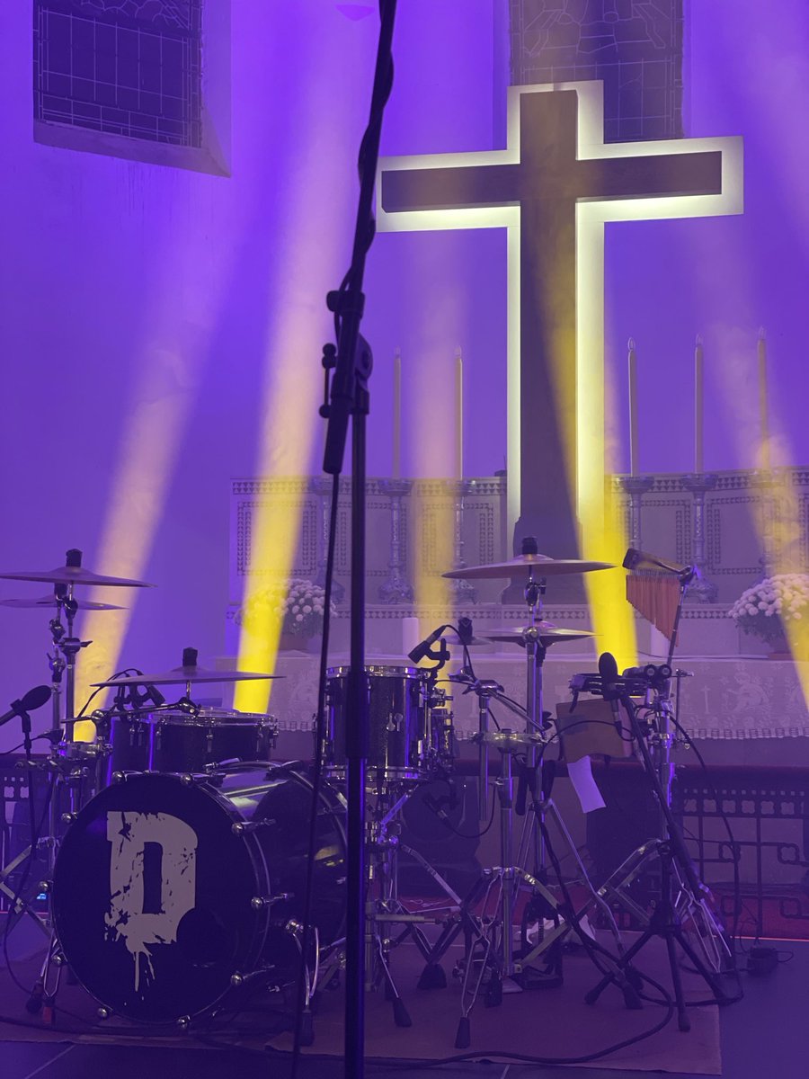 Skvělá slovenská kapela Desmod vystupuje už desítky let, ale až dnes v Ostravě to bylo poprvé v kostele. Zvládli to skvěle i v chladu první neděle Adventu. Navíc se jednalo o benefiční akci spolku Madleine na podporu dětí z dětských domovů. Díky všem, kteří podporujete charitu.