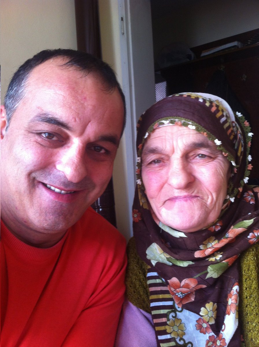 Dönüşü olmayan bir yere gittin, 
Biliyorum Anam dönmeyeceksin, 
Doyamadan sana bizi terk ettin, 
Her ne yaparsam da gelmeyeceksin.