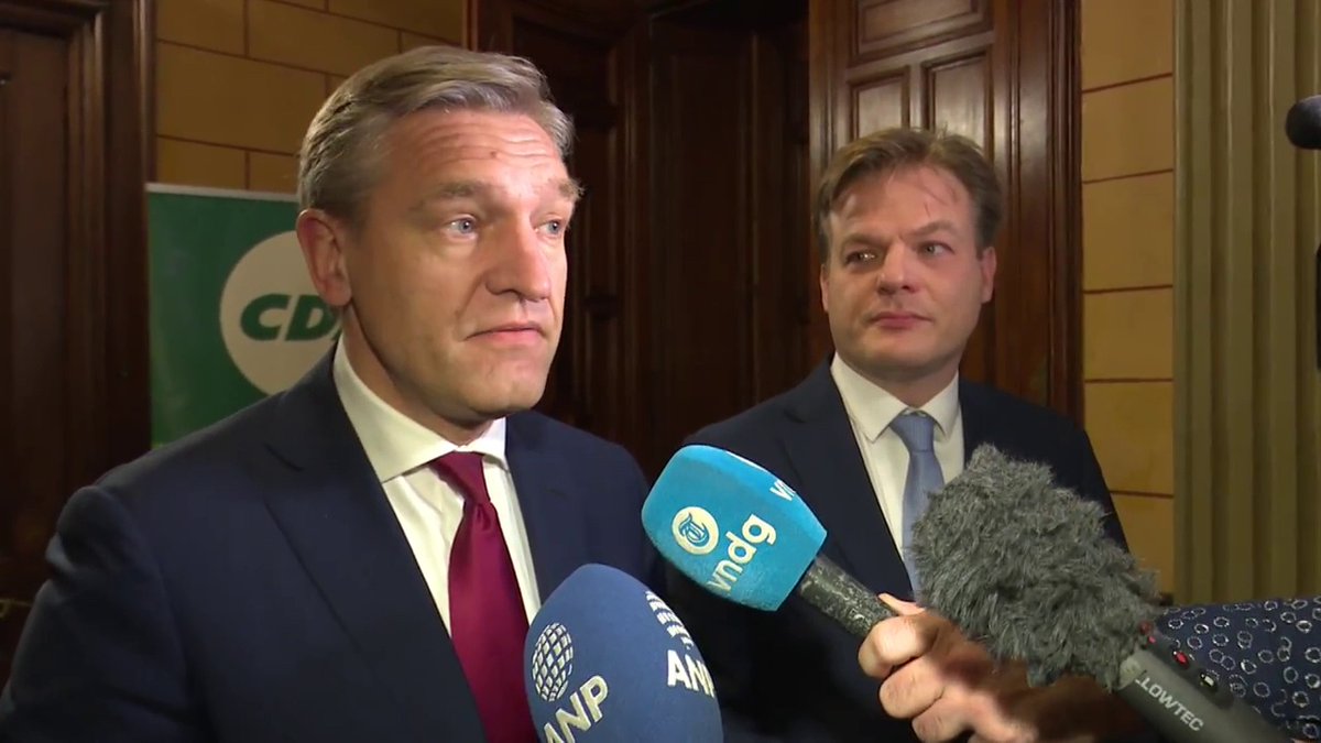 Omtzigt zwijgen opgelegd over Demmink

Eric van de Beek

Toenmalig CDA-fractieleider Sybrand Buma heeft in 2013 Pieter Omtzigt het zwijgen opgelegd over justitie-topambtenaar Joris Demmink tegen wie beschuldigingen zijn geuit over misbruik van minderjarige jongens. Buma zou dit