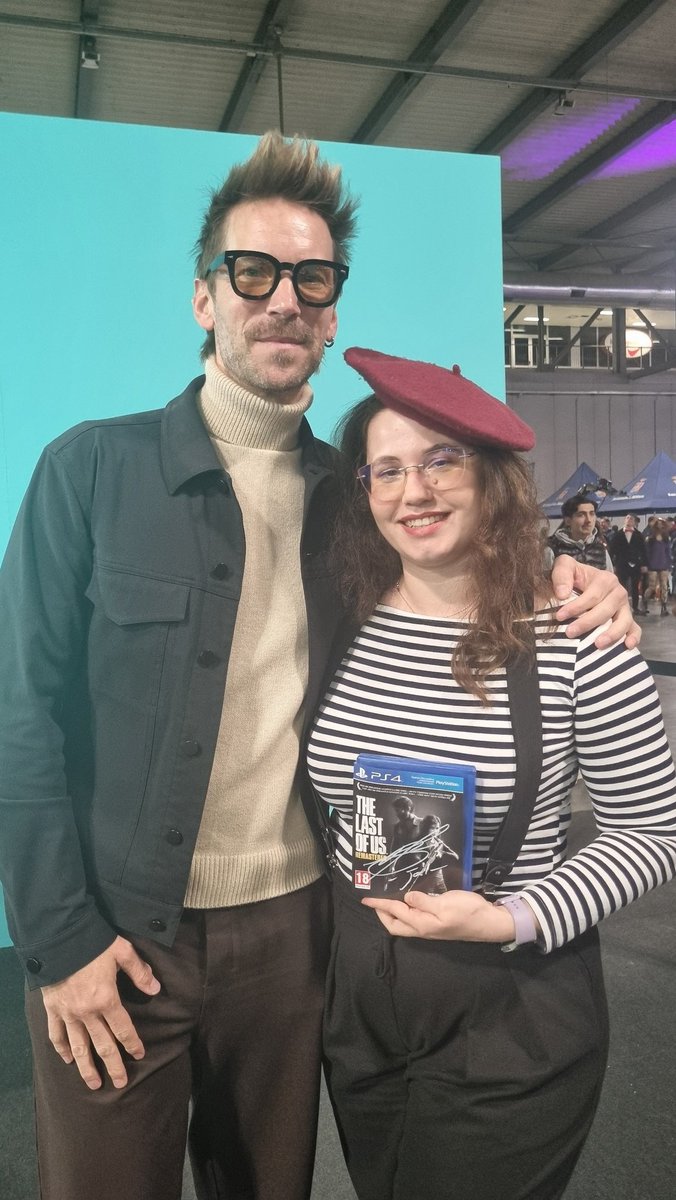 _lulushu's tweet photo. Veeee efsanenin Kendisi Troy Baker ile de tanıştım (Joel, Higgs, Indiana Jones ve herhalde oynadığınız her oyunda mutlaka bir karakteri olan birisi) Last of Us kopyama imza attırdım, harika bir yetenek ve yüz yüze çok tatlı çok ponçik bir insan ❤️❤️ https://t.co/uopWdPiDwR