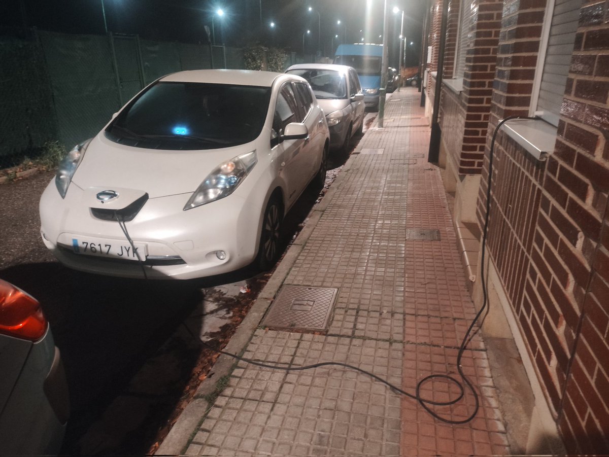 GML09007's tweet photo. @PoliciadeBurgos a este listo se le avisado con educación. También se a llamado. Pero seguís sin hacer nada. Mi hija ya sea tropezado. Esto es más que ilegal. Las medidas las tenéis que poner vosotros o nosotros? Así cada dos dias https://t.co/h1vZm2gmRW