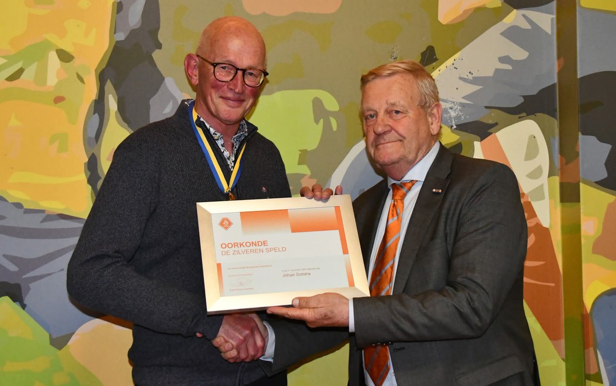 𝗭𝗶𝗹𝘃𝗲𝗿𝗲𝗻 𝗞𝗡𝗩𝗕-𝘀𝗽𝗲𝗹𝗱 𝘃𝗼𝗼𝗿 𝗝𝗼𝗵𝗮𝗻 𝗗𝗼𝗹𝘀𝘁𝗿𝗮

Op 21 nov. 2025 heeft Johan Dolstra afscheid genomen als wedstrijdsecretaris van de vv d'OldeVeste'54. Daarbij kreeg hij uit handen van Minne Modderman de zilveren KNVB-speld.

oldeveste.com/nieuws/zilvere…