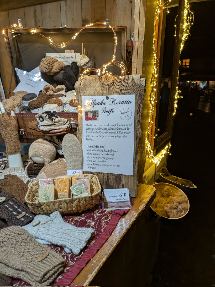 Heute war Krampuslauf auf unserem Weihnachtsmarkt im Dorf. Hatte Feuerwehrdienst.
Danach noch ein kleiner Bummel durch den Markt.
Dort ein Stand mit Alpaka Produkten.
Ab 350 Euro für eine Alpakabettdecke.
Vielleicht nächstes Jahr.
Daher schöne Grüße an <a href="/BgGerken/">Stehaufmädchen</a> . 😄