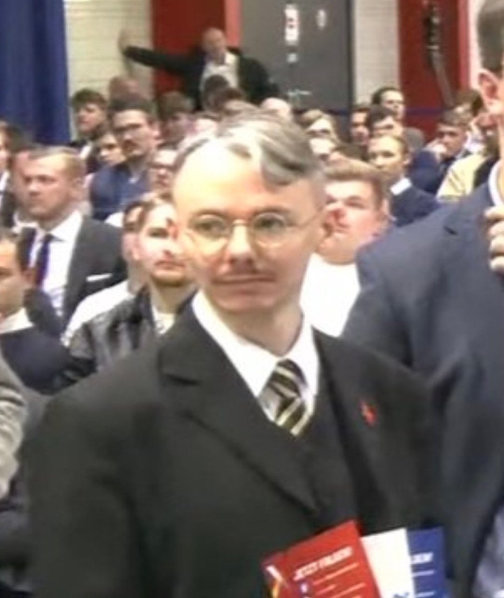 Hippy15405085's tweet image. Was und #Gießen gezeigt hat, die @AfD ist nicht nur ein Verdachtsfall, sie ist #gesichertrechtsextrem.
Gute Nacht allen Antifaschisten. 👋🏽