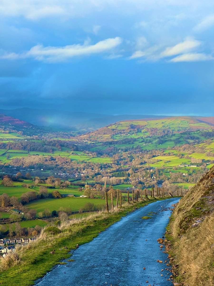 vefevans's tweet photo. We are so lucky to have views like this on our doorstep 👍Made the most of the weather before tomorrow’s onslaught! @DerekTheWeather @MonmouthshireCC @visitwales https://t.co/H1uNLgpfwV
