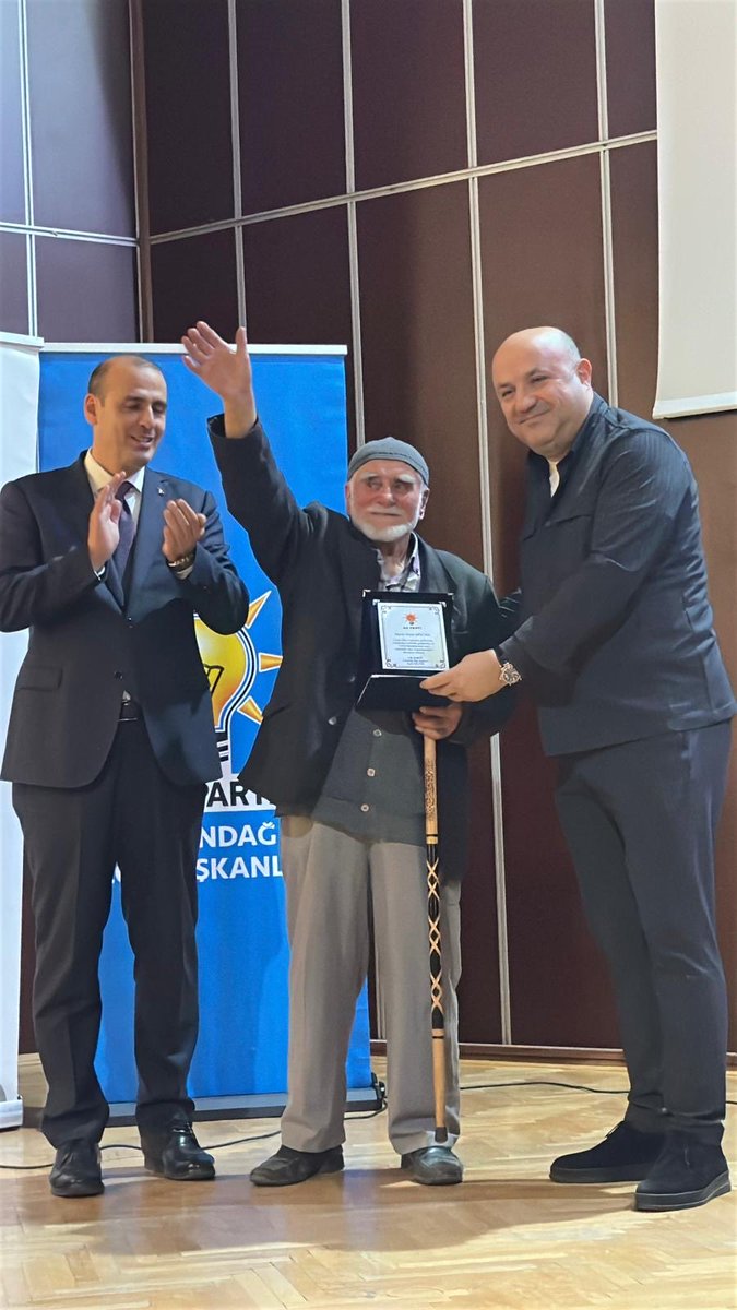 zeynepyildiztr's tweet photo. @AkpartiAnkara @akaltindag Ve kürsü emektarlarındı :)

İlçe danışma meclislerimizin en güzel yanı da bu :) 

Mahalle başkanlarımızı dinledik, emektarlarımıza plaketlerini takdim ettik :) https://t.co/vHhzlcueUQ