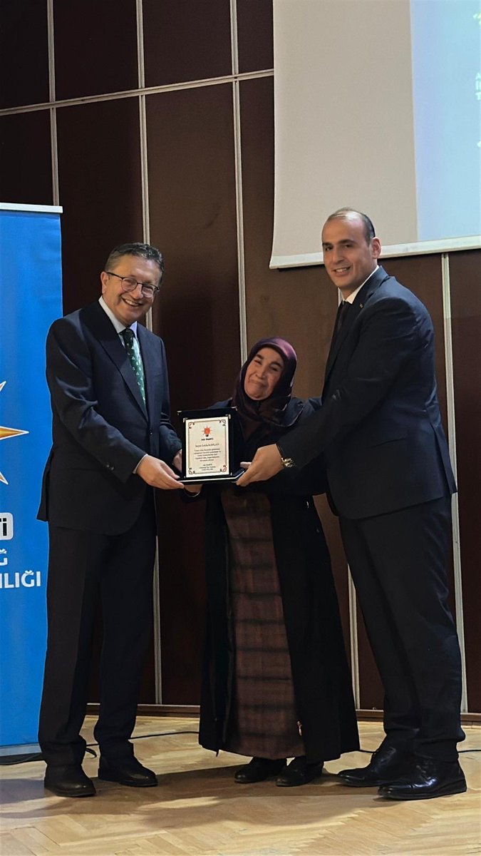 zeynepyildiztr's tweet photo. @AkpartiAnkara @akaltindag Ve kürsü emektarlarındı :)

İlçe danışma meclislerimizin en güzel yanı da bu :) 

Mahalle başkanlarımızı dinledik, emektarlarımıza plaketlerini takdim ettik :) https://t.co/vHhzlcueUQ
