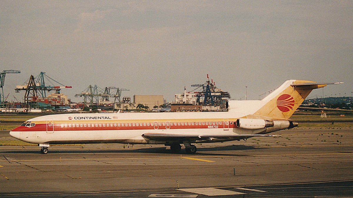lemwerdersights's tweet image. Built in 1968 - scrapped in 1993
This B727 still bore the very old Continental colours with the small titles in 1991

Reg:  N88702
Aircraft type:  Boeing 727-224
MSN/LN:  19511 / 581
Airline:  Continental Airlines
Dte:  July 12, 1991
Loc: Newark (EWR)
📷: @lemwerdersights
#avgeek