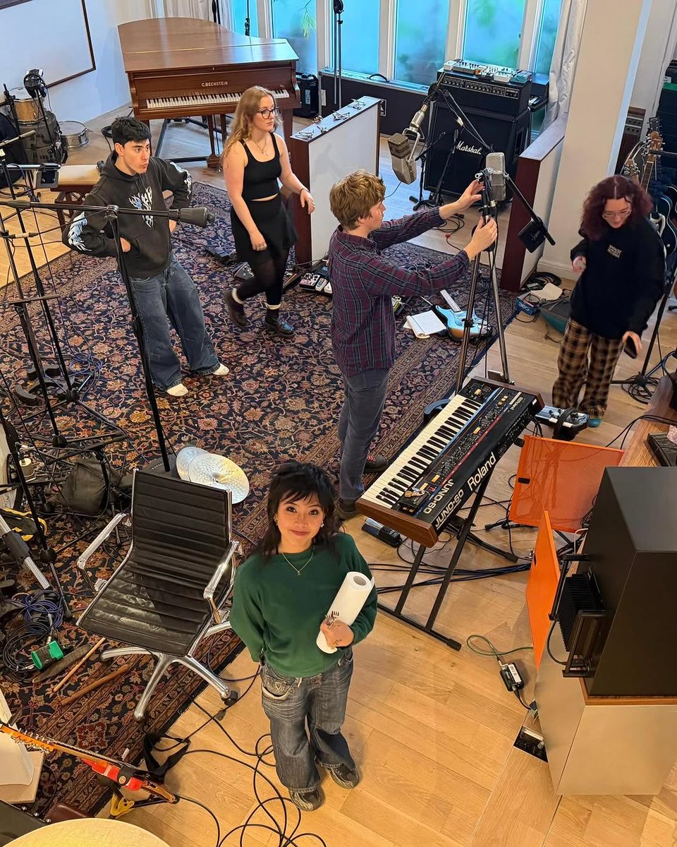 PopBase's tweet image. beabadoobee shares new photo in the studio.