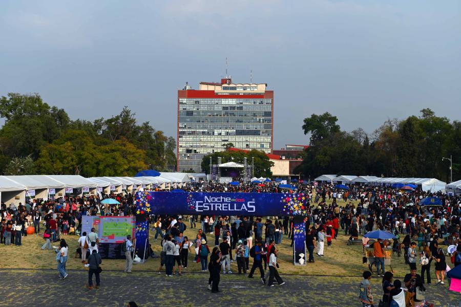 Rompe récord de asistencia la #NocheDeLasEstrellas en CU.

Más de 90 mil personas; 270 telescopios; 63 carpas temáticas; 398 conferencias; 882 talleres; juegos; demostraciones; experimentos y dos planetarios con 18 proyecciones cada uno.

Con la colaboración de <a href="/iaunam/">Instituto de Astronomía UNAM</a>;