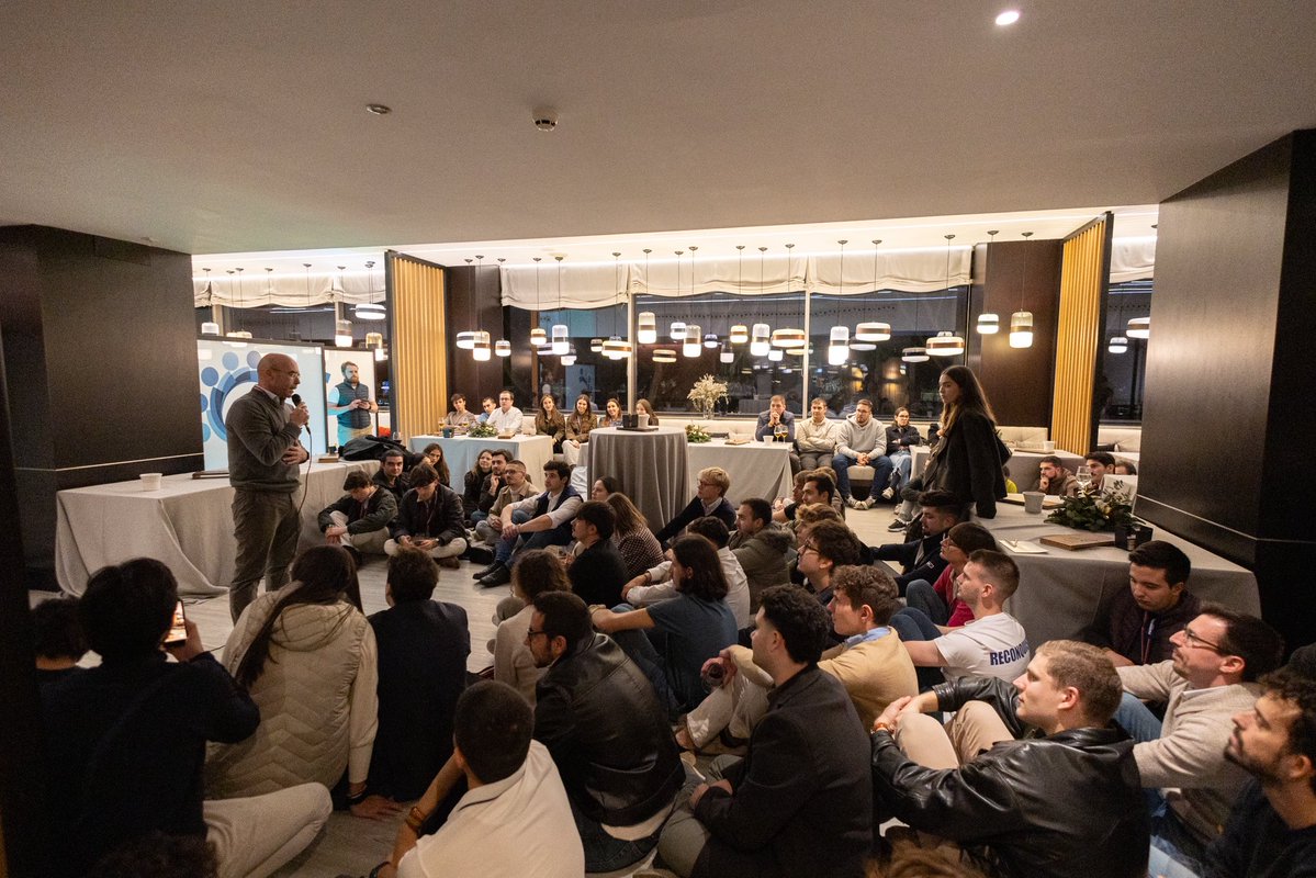 Jorgebuxade's tweet image. La juventud de España. Avanza. Vence