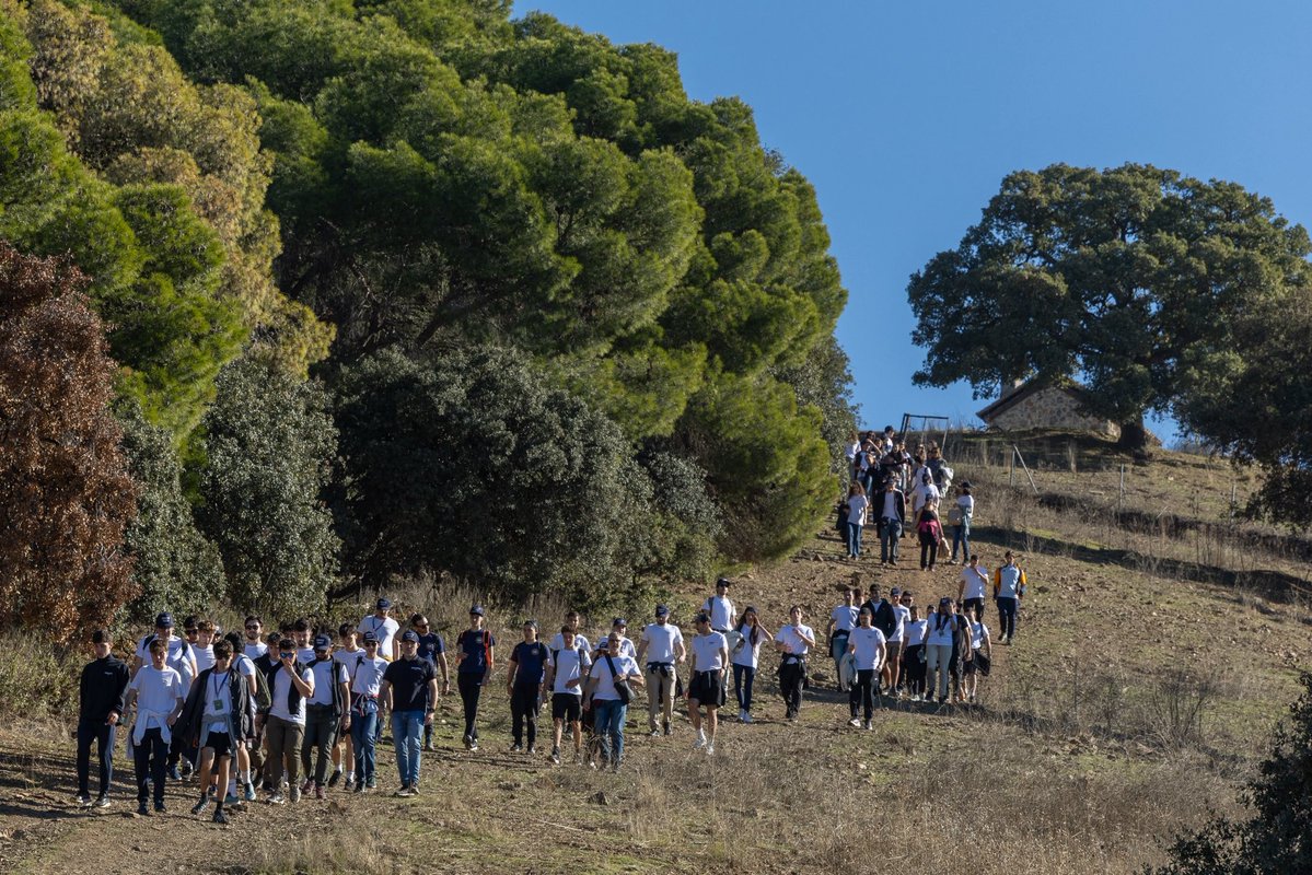 Jorgebuxade's tweet image. La juventud de España. Avanza. Vence