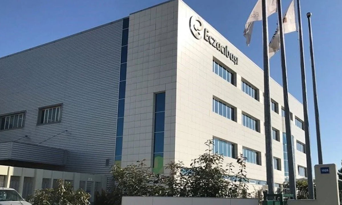 jontraderlar's tweet photo. #1Paragraf1Grafik

#ECILC

ECILC, Eczacıbaşı Holding’in ilaç, sağlık teknolojileri, tüketici sağlığı, portföy ve gayrimenkul yatırım faaliyetlerini bir arada yürüten stratejik bir şirket olup yaklaşık 70 milyar TL piyasa değeriyle BIST’in büyük ölçekli şirketleri arasında yer alır. Kanser, diyabet, romatoloji ve dermatoloji gibi kritik alanlarda ilaç ve sağlık çözümleri sunmasının yanı sıra, grup şirketlerinin gayrimenkul geliştirme projeleri ve iştirak portföyünü de yönetir. CEO Emin Fadıllıoğlu, Abbott ve GSK’da Avrupa, Orta Doğu, Hindistan ve gelişen pazarları kapsayan üst düzey liderlik deneyiminin ardından ECILC’ye geçmiş; şirkette üretim kapasitesi artışı, yeni ürün lansmanları, sürdürülebilirlik projeleri ve büyüme potansiyeli yüksek tedavi alanlarına yönelim gibi stratejik adımlar atmıştır. Bu dönüşüm finansal sonuçlara güçlü şekilde yansımış; ECILC 2025 ikinci çeyrekte 298.9 milyon TL net kâr, ilk altı ayda ise geçen yıla göre %877 artış açıklamıştır.

$ECILC Grafik

Son dönemde oldukça bullish ve ayrışan bir grafik sergiliyor. Haftalık dolar grafiğini incelediğimizde:
2,15 – 1,90$ aralığındaki yeşil kutu korunursa, yükselişin yeniden devam etme ihtimali yüksek.
Haftalık grafik olduğu için bu bölgenin kaybedilmesi, fiyatın mor kutuya (1,42$) kadar geri çekilmesine ve yaklaşık %30–40 düzeltme yaşamasına yol açabilir.
Şu anda fiyat yeşil kutu üzerinde karar aşamasında.

#Borsa #Finans #Yatırım