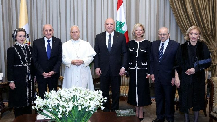 vaticannews_fr's tweet photo. 🇱🇧 Le #Pape au #Liban : quelques images de son après-midi à Beyrouth. https://t.co/2mk0adJBda
