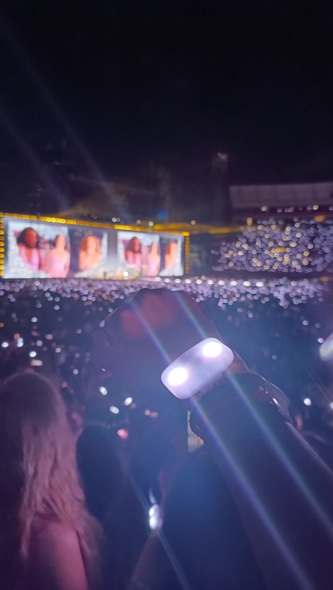 ese instante único en el que tu sueño y tu realidad se juntan es ✨INCREÍBLE✨ gracias <a href="/shakira/">Shakira</a> #LasMujeresYaNoLloranWorldTour