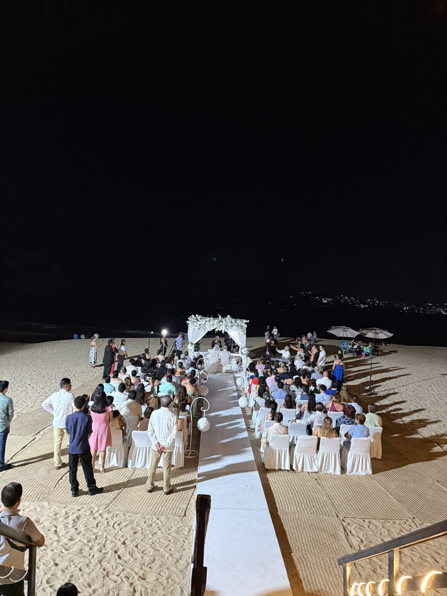strokes_172's tweet photo. En la boda https://t.co/MtB3NnUiFj