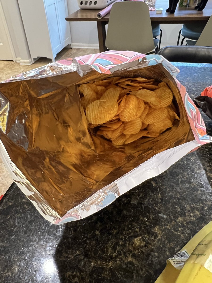 thekinginyello's tweet photo. @HEB come on now. A third of a bag of chips?! They’re pretty good, though, but when did you guys lose your minds? #shrinkflation https://t.co/EAiIxq89GQ