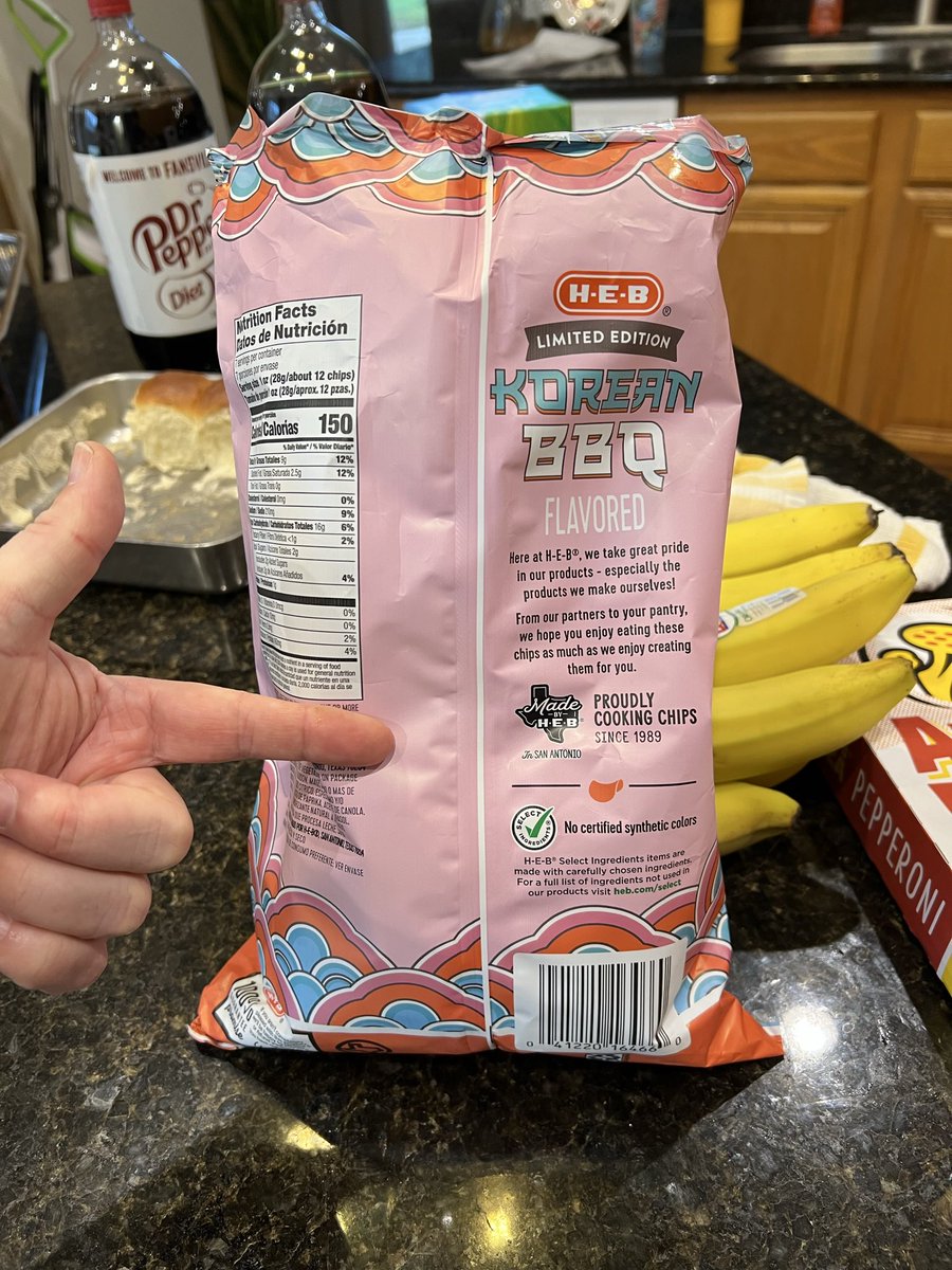 thekinginyello's tweet photo. @HEB come on now. A third of a bag of chips?! They’re pretty good, though, but when did you guys lose your minds? #shrinkflation https://t.co/EAiIxq89GQ
