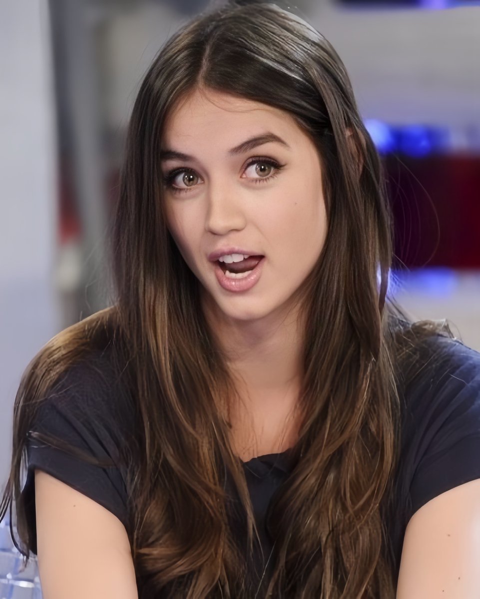 hourlydearmas's tweet photo. ana de armas is a flawless woman https://t.co/AUfNoqOnvp