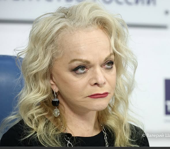 Прожженная путинстка Лариса Долина продала свою квартиру и отдала  деньги мошенникам.
А потом спохватилась и через суд(!) добилась, чтобы квартиру ей вернули, оставив покупателя и без денег, и без квартиры.
Естественно, суд был нечестным, ей дали такую привилегию по блату – как