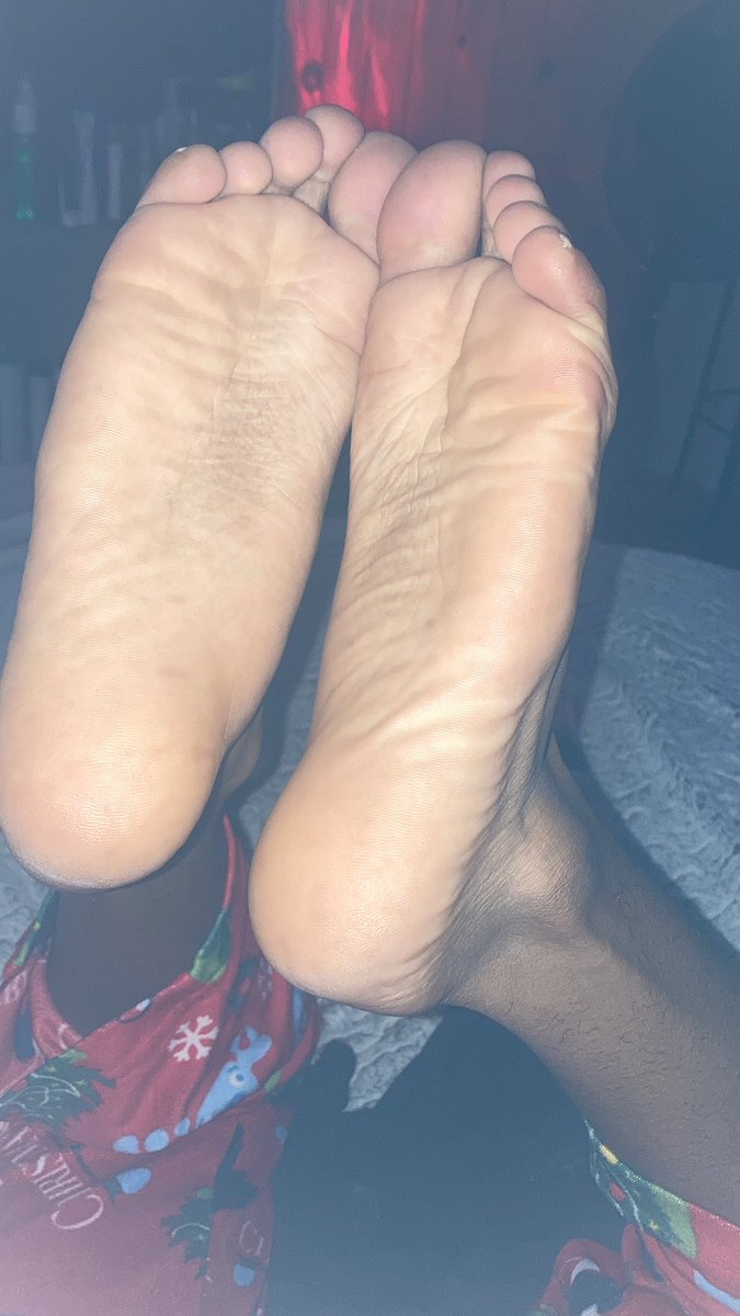 Stroke my feet w/ your d*c 💦🫟