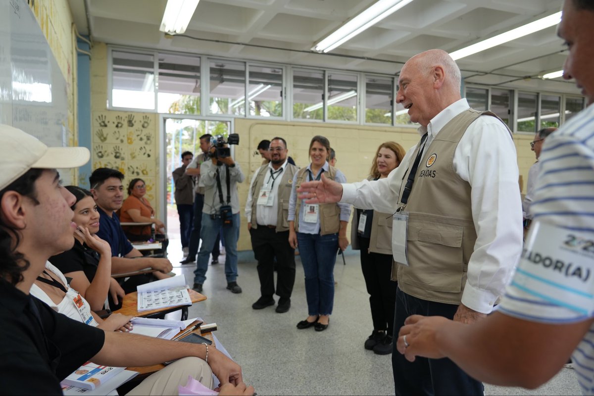 OEA_oficial's tweet photo. La jefatura de la Misión de la #OEAenHonduras continúa visitando centros de votación en Tegucigalpa.

Hasta el momento los observadores han visitado más de 300 centros de votación en todo el país.

El Jefe de la #MOE_OEA @EladioLoizaga invitó a la ciudadanía a votar cuanto antes para evitar filas hacia el cierre de las #EleccionesHonduras2025 y llamó a los actores políticos a que eviten autoproclamarse vencedores.