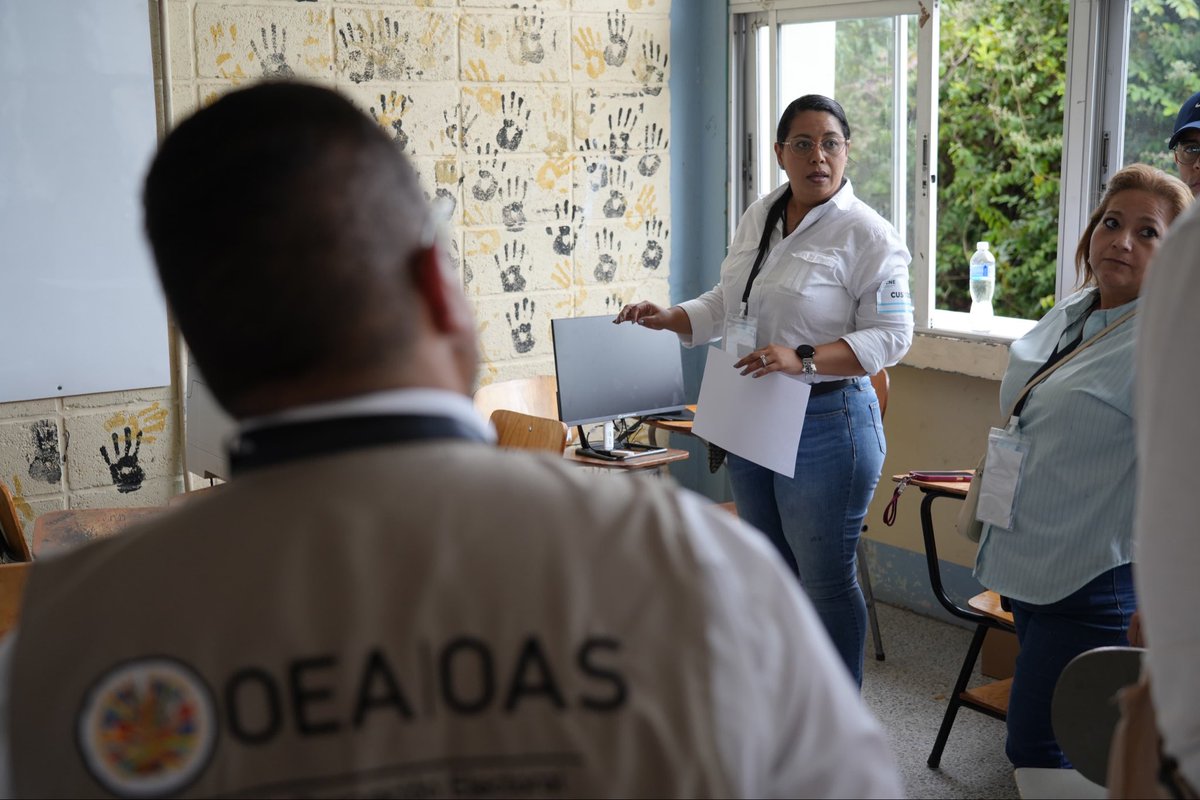 OEA_oficial's tweet photo. La jefatura de la Misión de la #OEAenHonduras continúa visitando centros de votación en Tegucigalpa.

Hasta el momento los observadores han visitado más de 300 centros de votación en todo el país.

El Jefe de la #MOE_OEA @EladioLoizaga invitó a la ciudadanía a votar cuanto antes para evitar filas hacia el cierre de las #EleccionesHonduras2025 y llamó a los actores políticos a que eviten autoproclamarse vencedores.