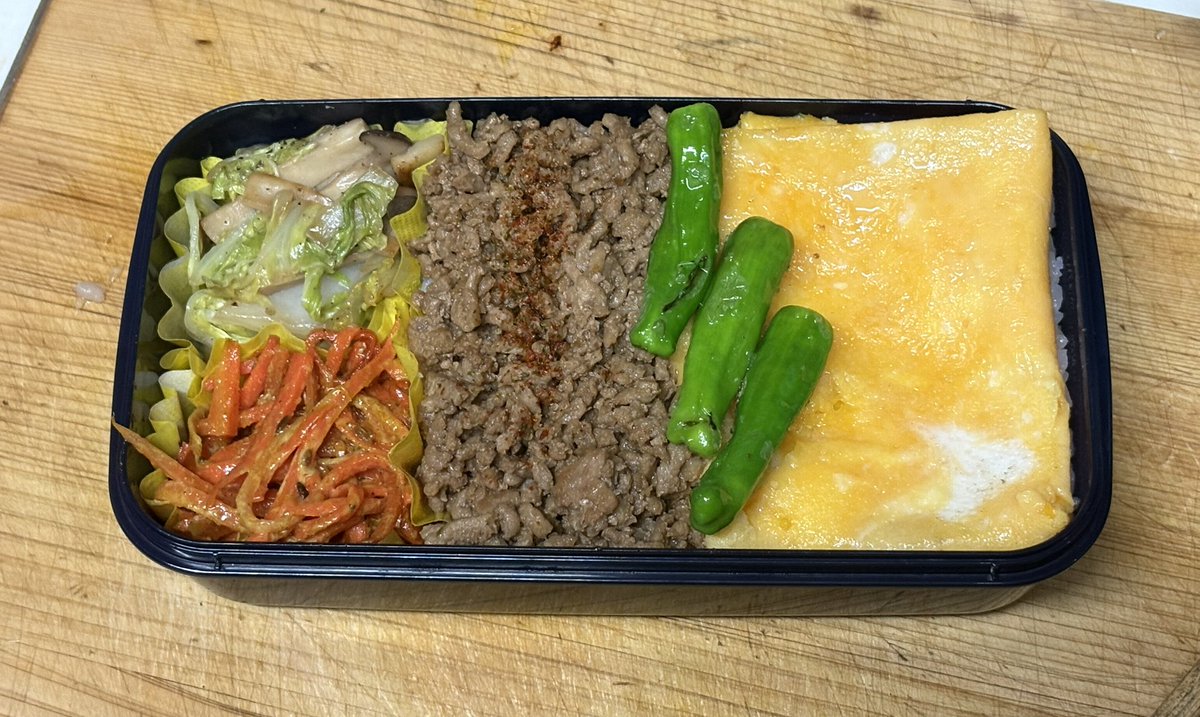 今日は3色弁当
たまごそぼろは食べづらかったので薄焼き卵に変更！