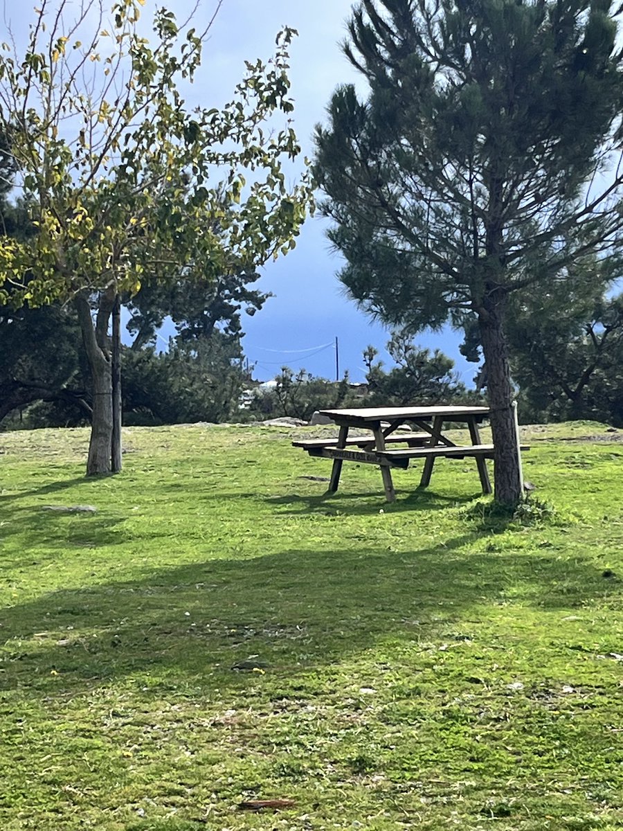 Her şeyi bitirmemeli hayatta...
Bazı şeyler hep yarım kalmalı, 
Bazen "son nokta" hiç konmamalı...demiş #TurgurUyar #GeceyeBirSözBırak