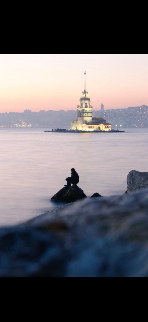 Hayat hava gibidir; bazen güneşli bazen yağmurlu.

Yağmur yağıyorsa, adapte ol.
Güneş açıyorsa, tadını çıkar.

Ancak;

Güneş açınca kendini en iyi sanma.
Yağmur gelince de en kötü sanma.